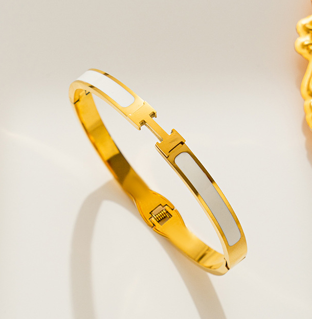 Sleek Gold Cuff Bangle – Modern 18K Gold Plated Bracelet