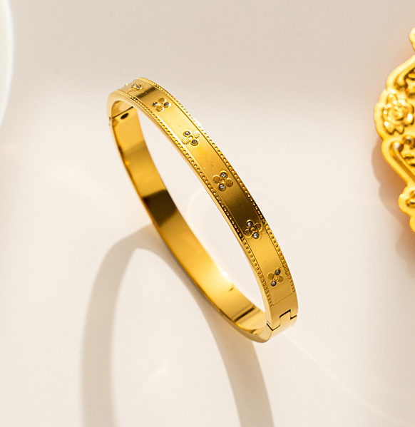 Luxe Textured Gold Bracelet – 18K Gold Plated Bangle