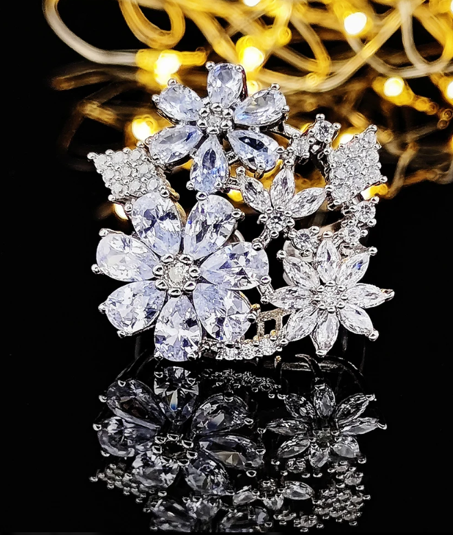 Luxury Crystal Flower Ring – 18K Gold Plated Adjustable Band