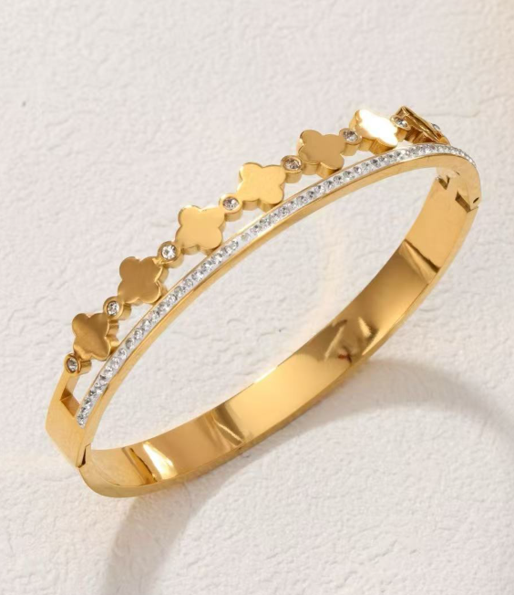 Elegant 18k Gold-Plated Bangle Bracelet with Four-Leaf Clover Motif and Sparkling Zirconia Detail