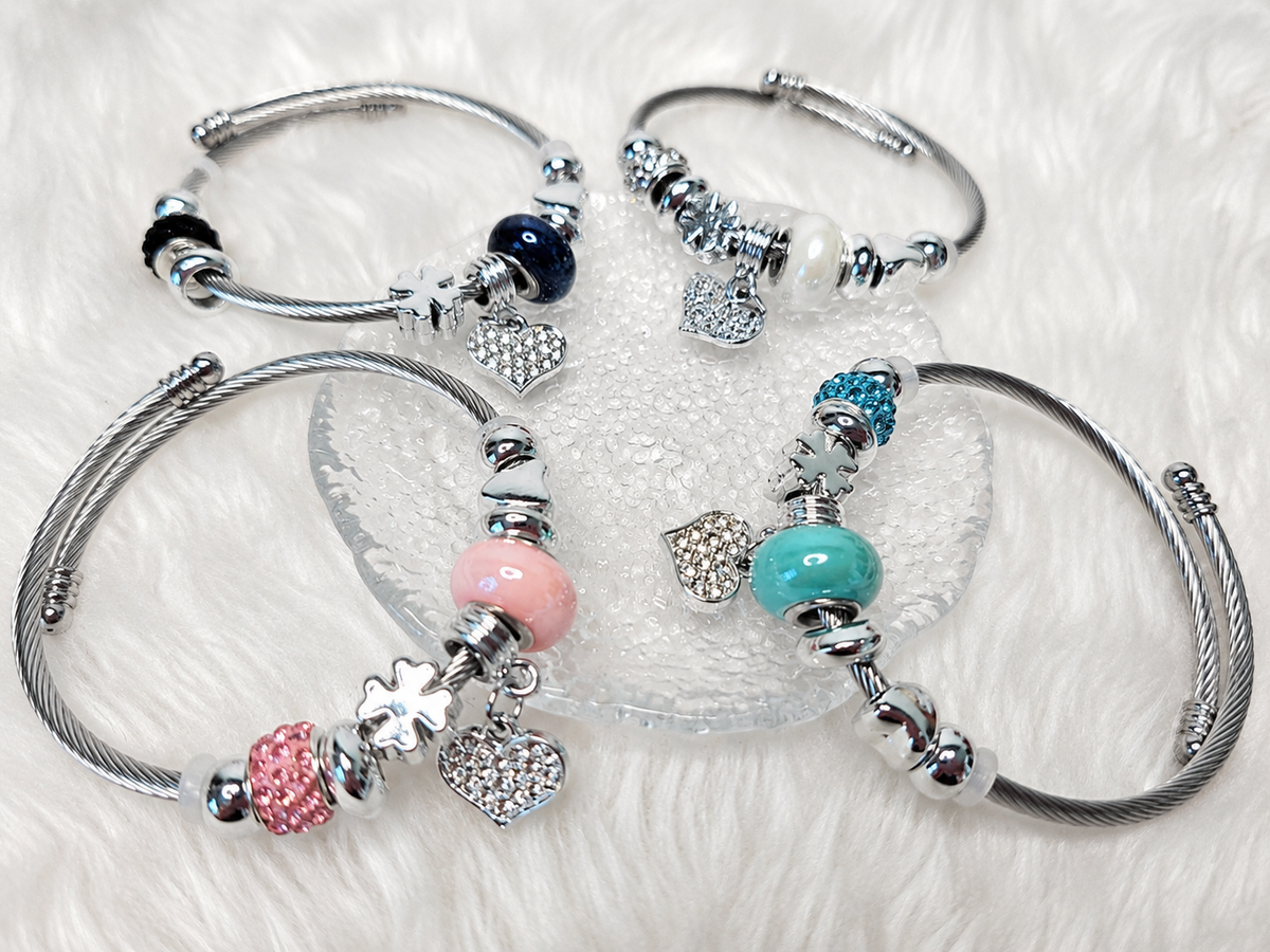 Crystal Heart Charm Bracelet – Adjustable Silver Bangle (Multiple Colors)