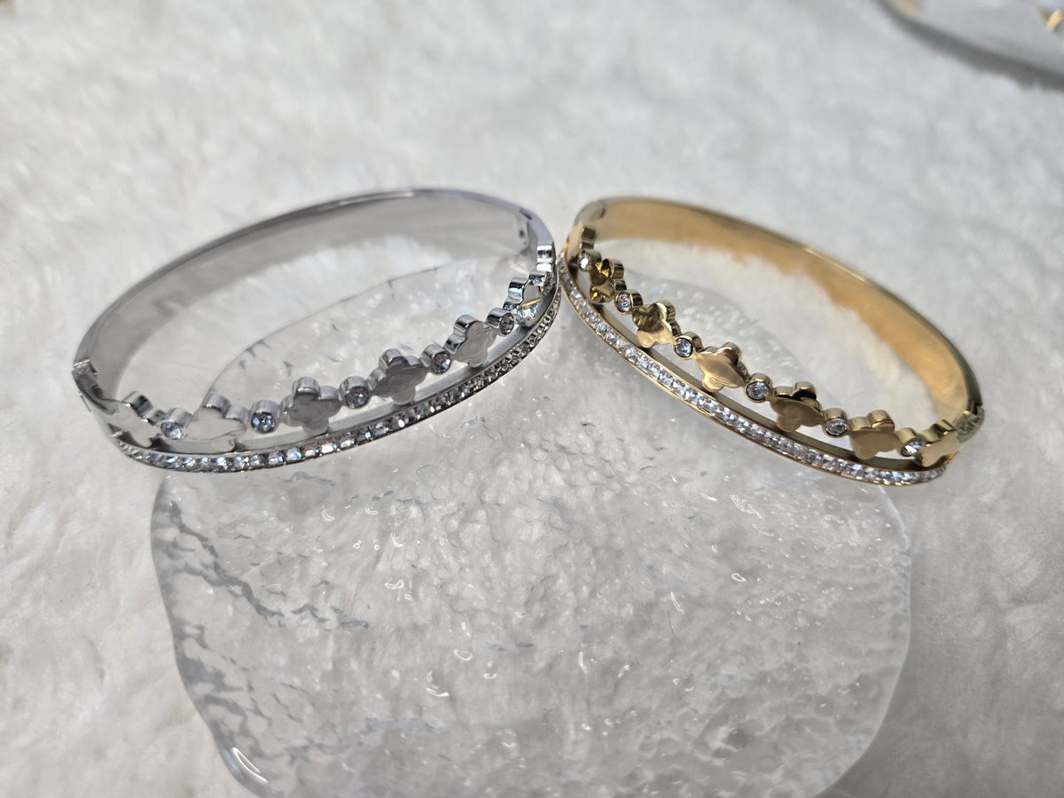 Elegant 18k Gold-Plated Bangle Bracelet with Four-Leaf Clover Motif and Sparkling Zirconia Detail